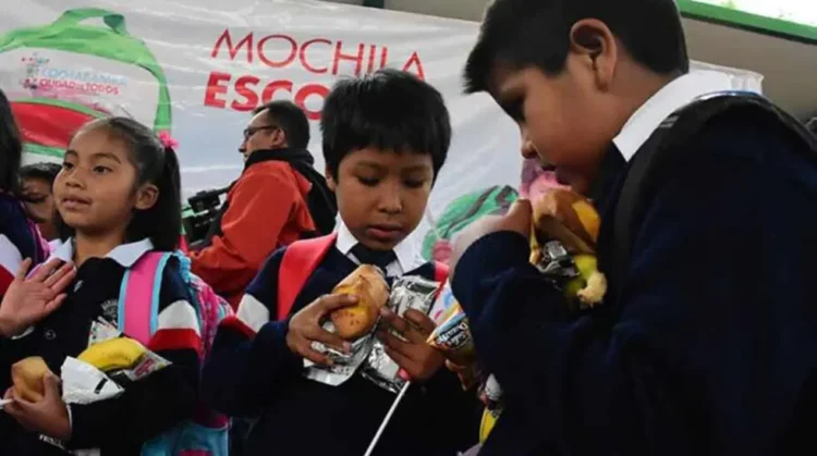 Estudiantes de colegios de Cochabamba reciben una sola ración del desayuno escolar. FOTO: RRSS