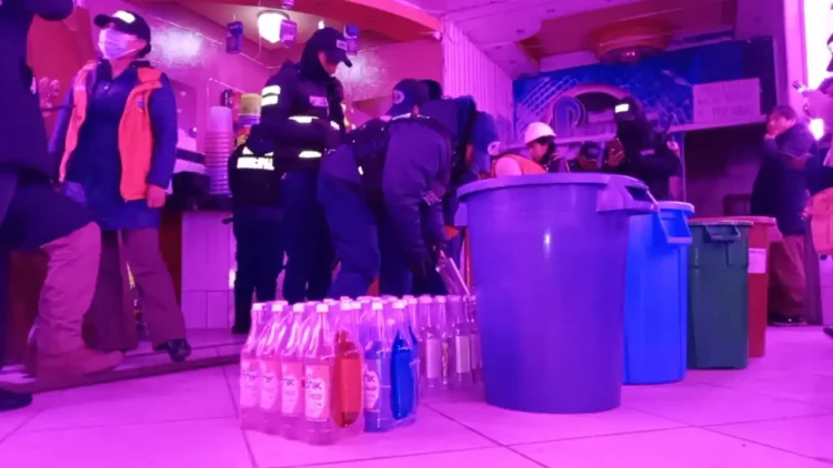 Operativo en un local cerca de la UPEA. FOTO: GAMEA