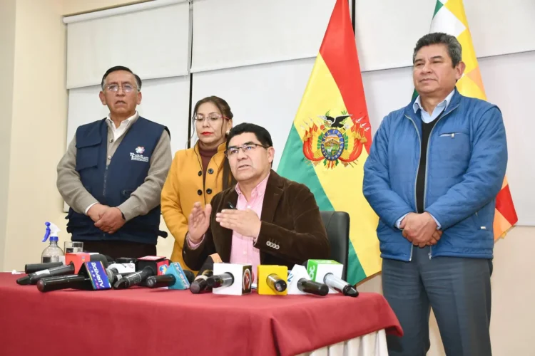 Conferencia de prensa del ministro de Educación, Omar Veliz. FOTO: Ministerio de Educación