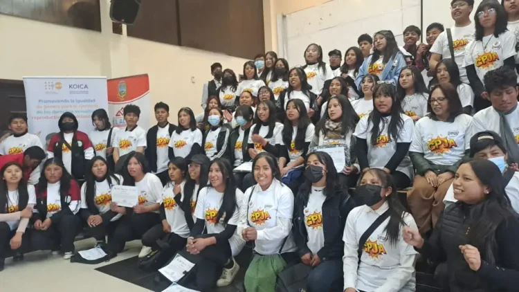 Más de medio centenar de adolescentes y jóvenes se graduaron como líderes en El Alto. FOTO: GAMEA