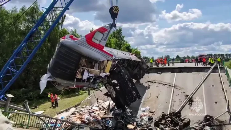 Un puente ferroviario fue destruido/AFP