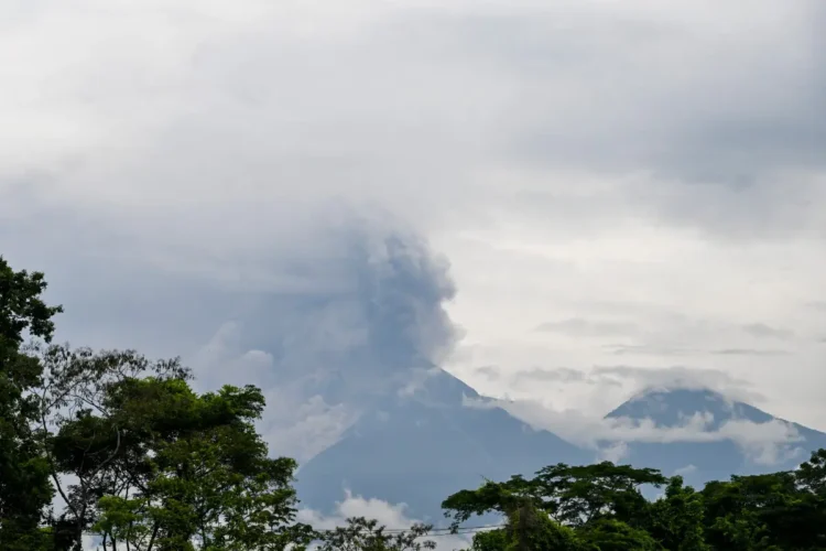 El volcán lanzó una columna de humo y ceniza/AFP