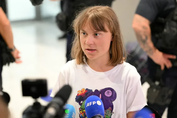 Greta Thunberg en el aeropuerto de París/AFP