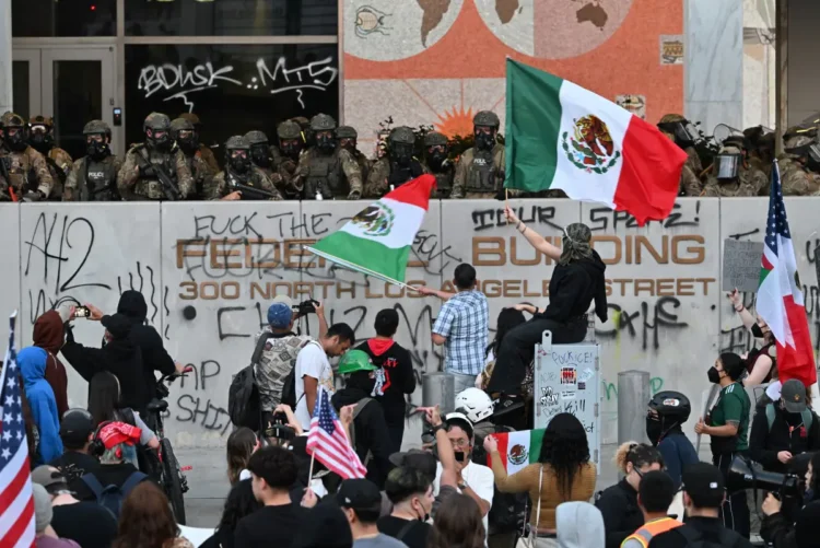Los manifestantes hacen ondear la bandera de México/AFP