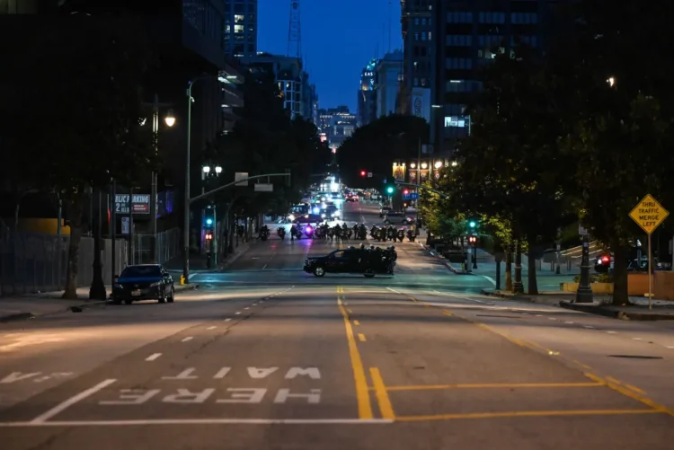 La Policía y la Guardia Nacional patrullan las calles en Los Ángeles/ AFP