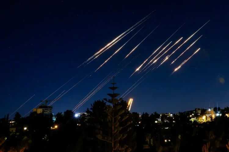 Irán nuevamente lanzó otra oleada de misiles sobre Israel/AFP
