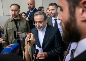 El canciller iraní, Abás Araqchi dijo que se debe suspender la agresión para dialogar/AFP