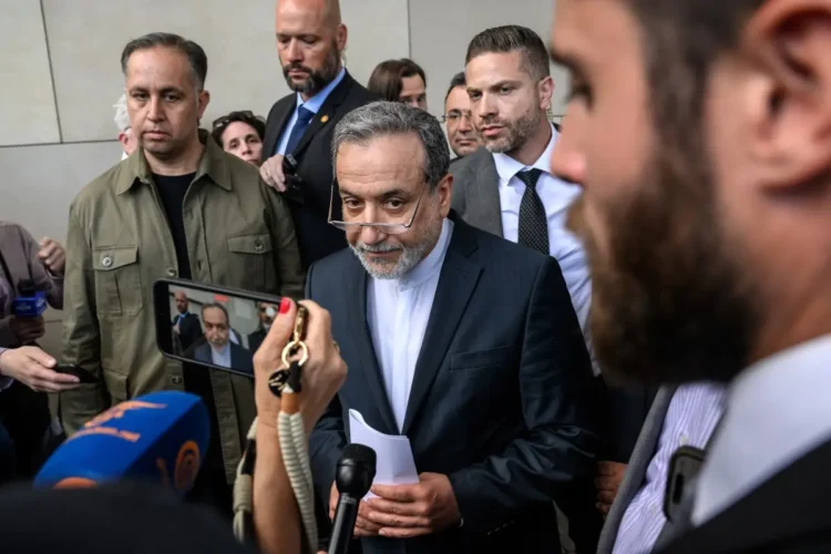 El canciller iraní, Abás Araqchi dijo que se debe suspender la agresión para dialogar/AFP