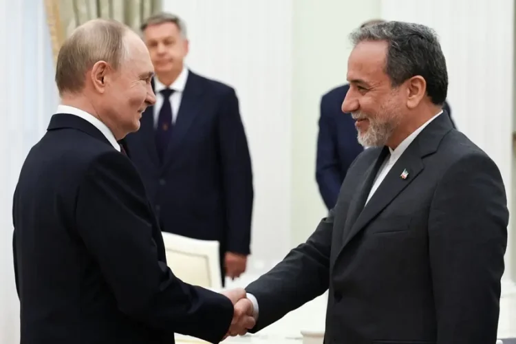 Vladimir Putin se reunió con el canciller iraní Abás Araqchi en Moscú/AFP