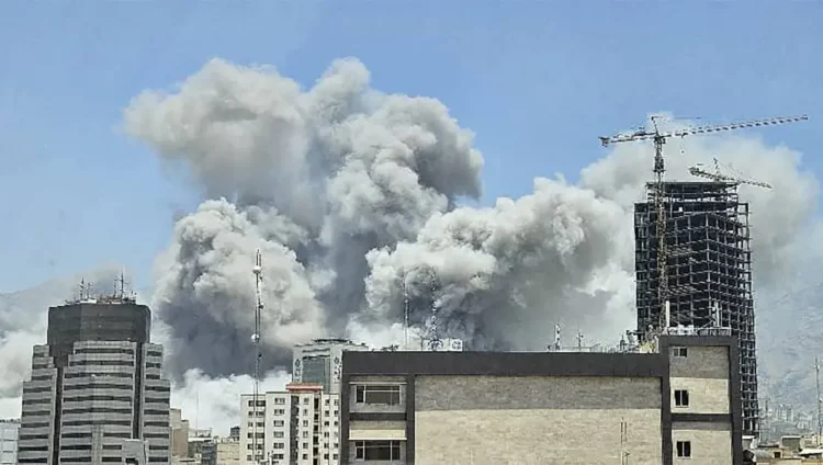Irán e Israel intercambiaron ataques hasta el último minuto/AFP