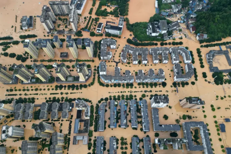 El agua cubrió las calles de Guizhou/AFP