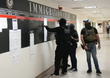 Los agentes del ICE trasladarán migrantes al centro de detención/AFP