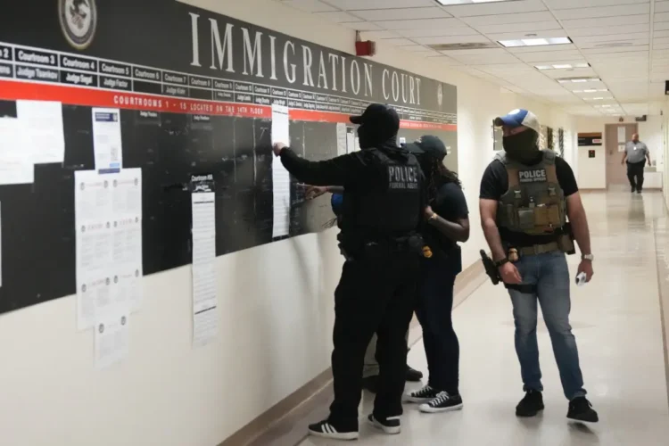 Los agentes del ICE trasladarán migrantes al centro de detención/AFP
