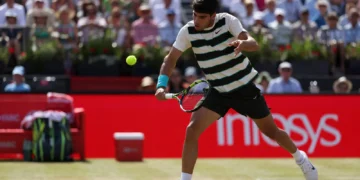Alcaraz avanza de ronda en Queen’s