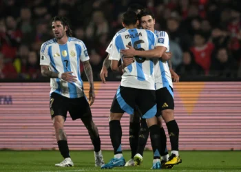 Argentina vence a Chile, que pone un pie fuera del Mundial