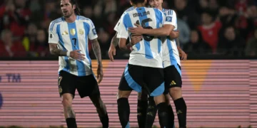 Argentina vence a Chile, que pone un pie fuera del Mundial
