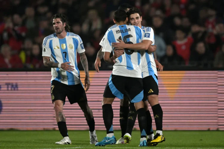 Argentina vence a Chile, que pone un pie fuera del Mundial