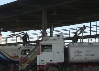 YPFB inicia el despacho del combustible que llegó de Arica