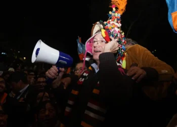 Dunn entrega documentación al TSE y dice que no hay observación