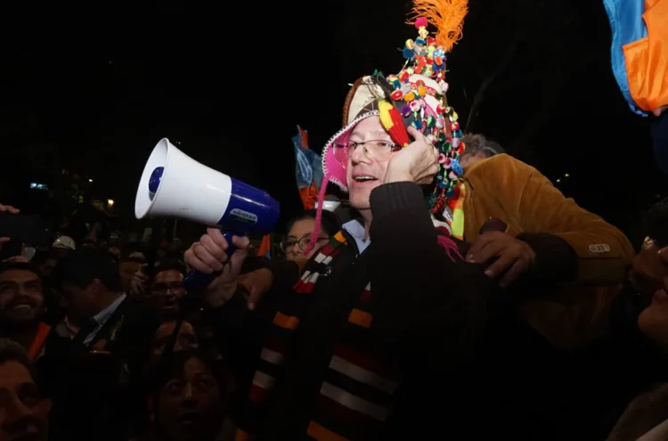 Dunn entrega documentación al TSE y dice que no hay observación