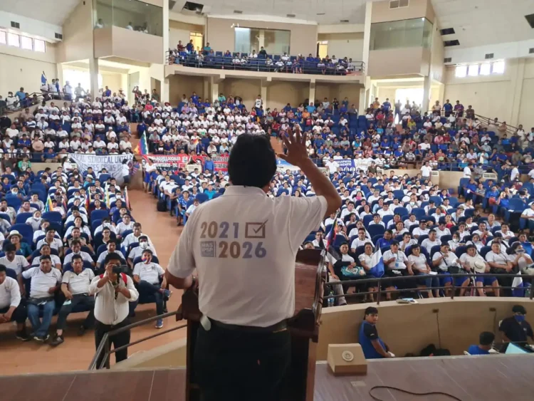Evo Morales con su militancia en un encuentro político pasado.