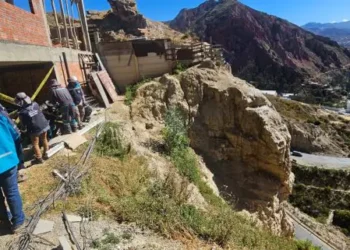 Una construcción era edificada sobre un talud. FOTO: GAMLP
