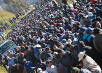 Choferes inician marcha por falta de combustible