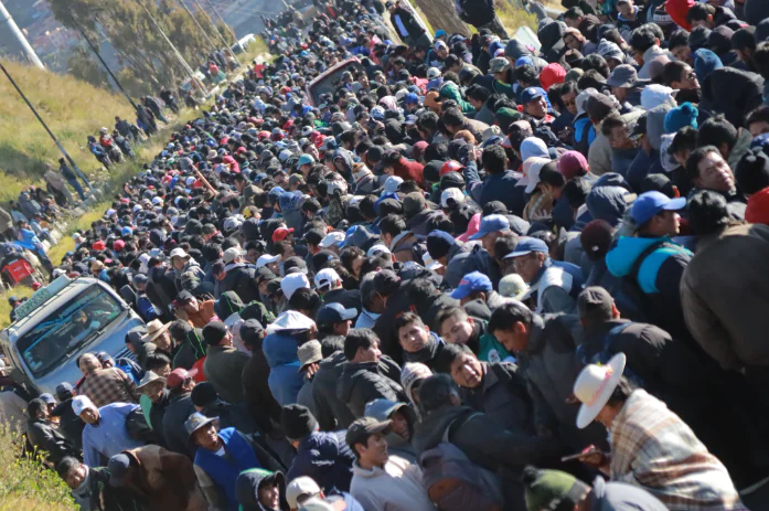 Choferes inician marcha por falta de combustible
