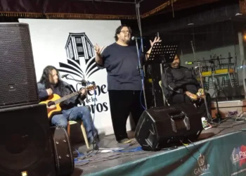 ‘Mesa para Uno’: comedia cantada para tiempos solitarios
