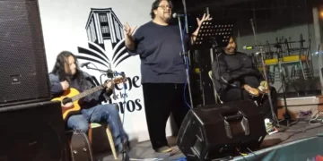 ‘Mesa para Uno’: comedia cantada para tiempos solitarios