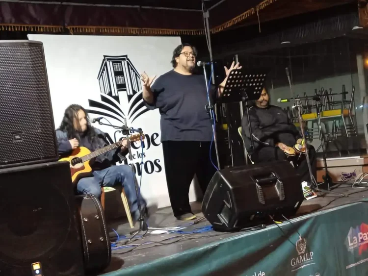 ‘Mesa para Uno’: comedia cantada para tiempos solitarios