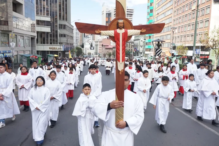 Entre procesiones y celebraciones se conmemora Corpus Christi en Bolivia