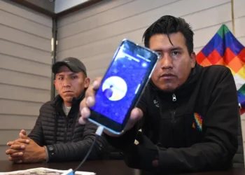 Rudy Capquique, otrora dirigente evista, muestra la señal del supuesto audio de Evo Morales.