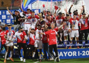 Santa Fe gana 2-1 a Medellín y es campeón del Apertura de Colombia