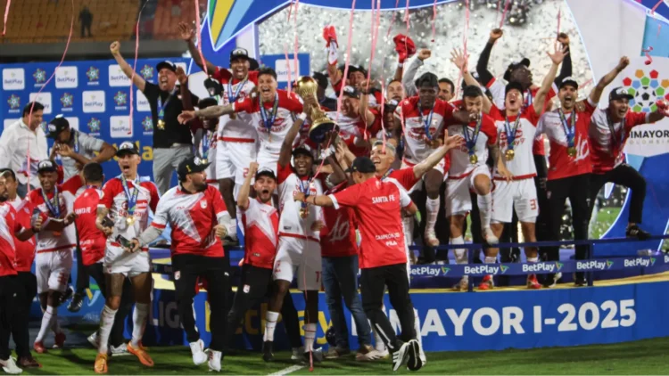 Santa Fe gana 2-1 a Medellín y es campeón del Apertura de Colombia