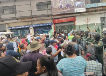 Evistas protestan en el TED Santa Cruz a minutos de difusión de listas