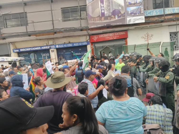 Evistas protestan en el TED Santa Cruz a minutos de difusión de listas