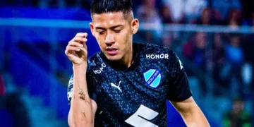 Vaca asiste a la apertura del frasco B, a la espera del resultado