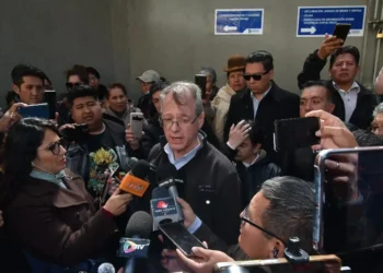 Dunn entrega documentación al TSE y dice que no hay observación