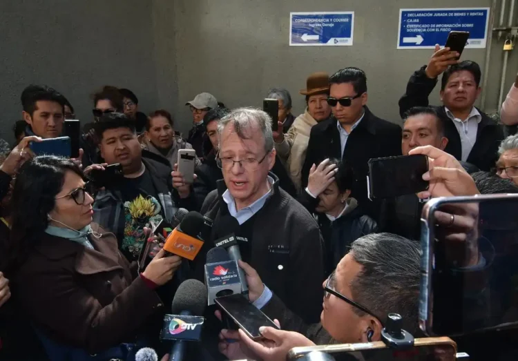 Dunn entrega documentación al TSE y dice que no hay observación