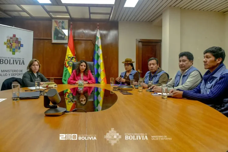Reunión entre la ministra de Salud, María Renée Castro, y representantes de la Defensoría del Pueblo. FOTO: Ministerio de Salud