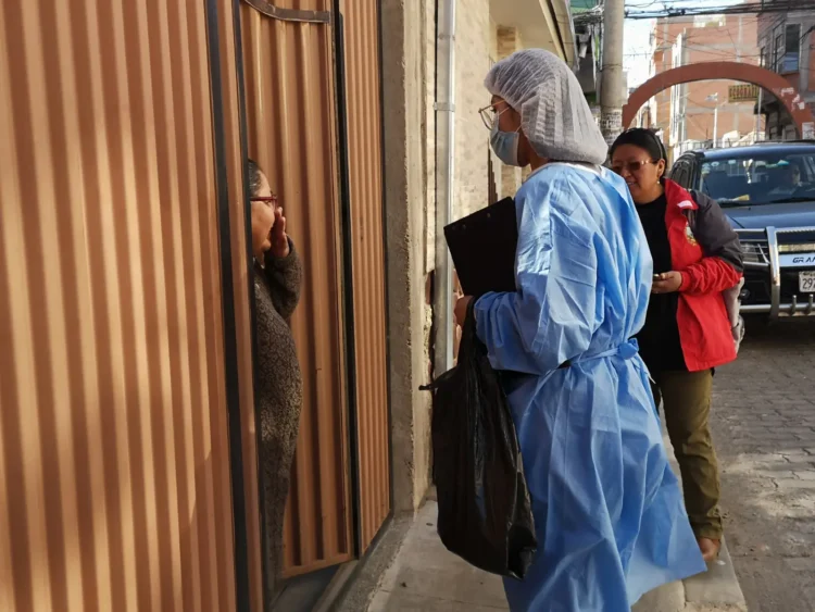En El Alto se intensifica el rastrillaje para detectara niños que no cuentan con vacunas contra el sarampión. FOTO: GAMEA