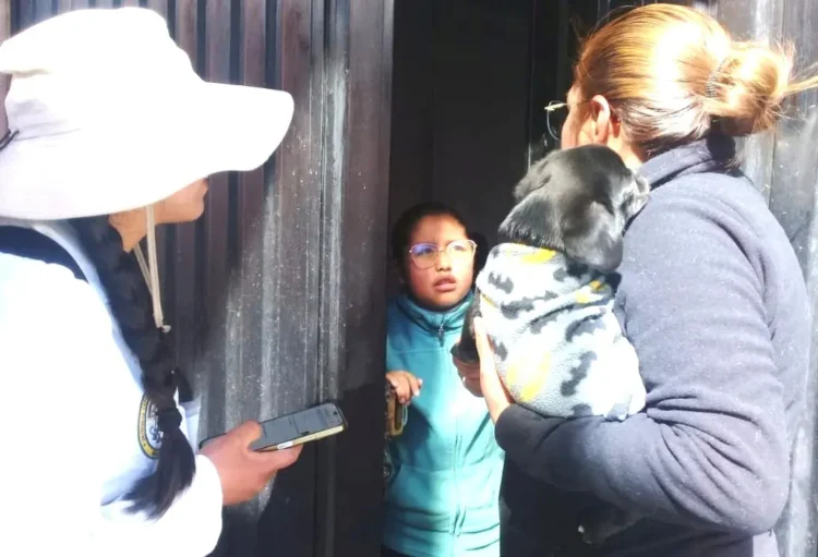 Zoonosis de la Alcaldía de El Alto realizó el primer censo canino y felino en el Distrito 4. FOTO: GAMEA
