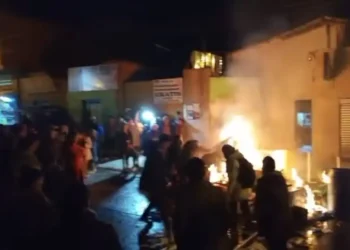 Vecinos de Villa Esperanza y padres de familia saquearon discotecas y quemaron algunos enseres. FOTO:RRSS
