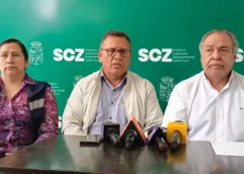 El viceministro de Vigilancia Epidemiológica, Max Enríquez, y autoridades de Salud de Santa Cruz. FOTO: Ministerio de Salud