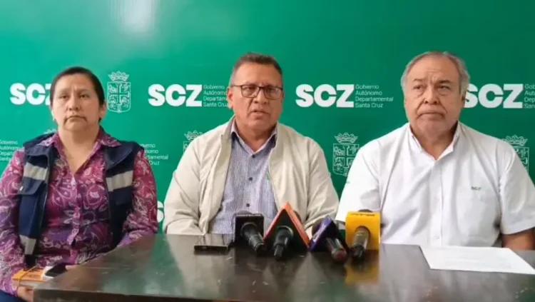 El viceministro de Vigilancia Epidemiológica, Max Enríquez, y autoridades de Salud de Santa Cruz. FOTO: Ministerio de Salud