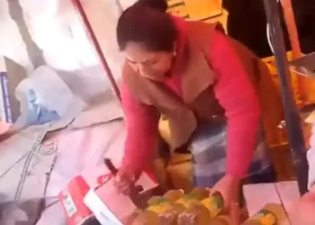 La vendedora de un mercado de Potosí destruyó botellas de aceite para evitar decomiso. FOTO:RRSS