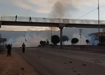 Policía gasifica y levanta bloqueos en Cochabamba