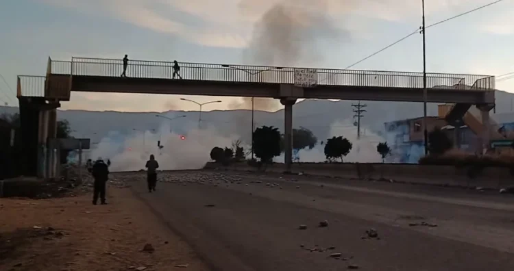 Policía gasifica y levanta bloqueos en Cochabamba