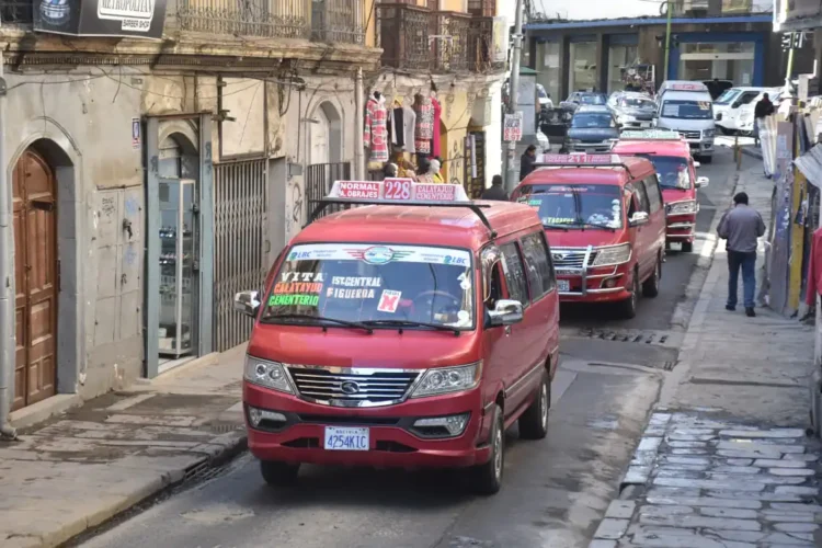 La calle Honda de la ciudad de La Paz es rehabilitada al tráfico vehicular. FOTO: GAMLP